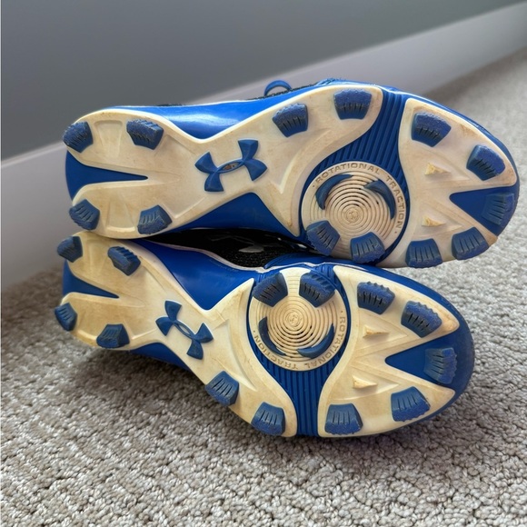 Under Armour SIZE 2Y Baseball/Softball  Rubber Spikes Cleats (youth size) - Picture 5 of 6